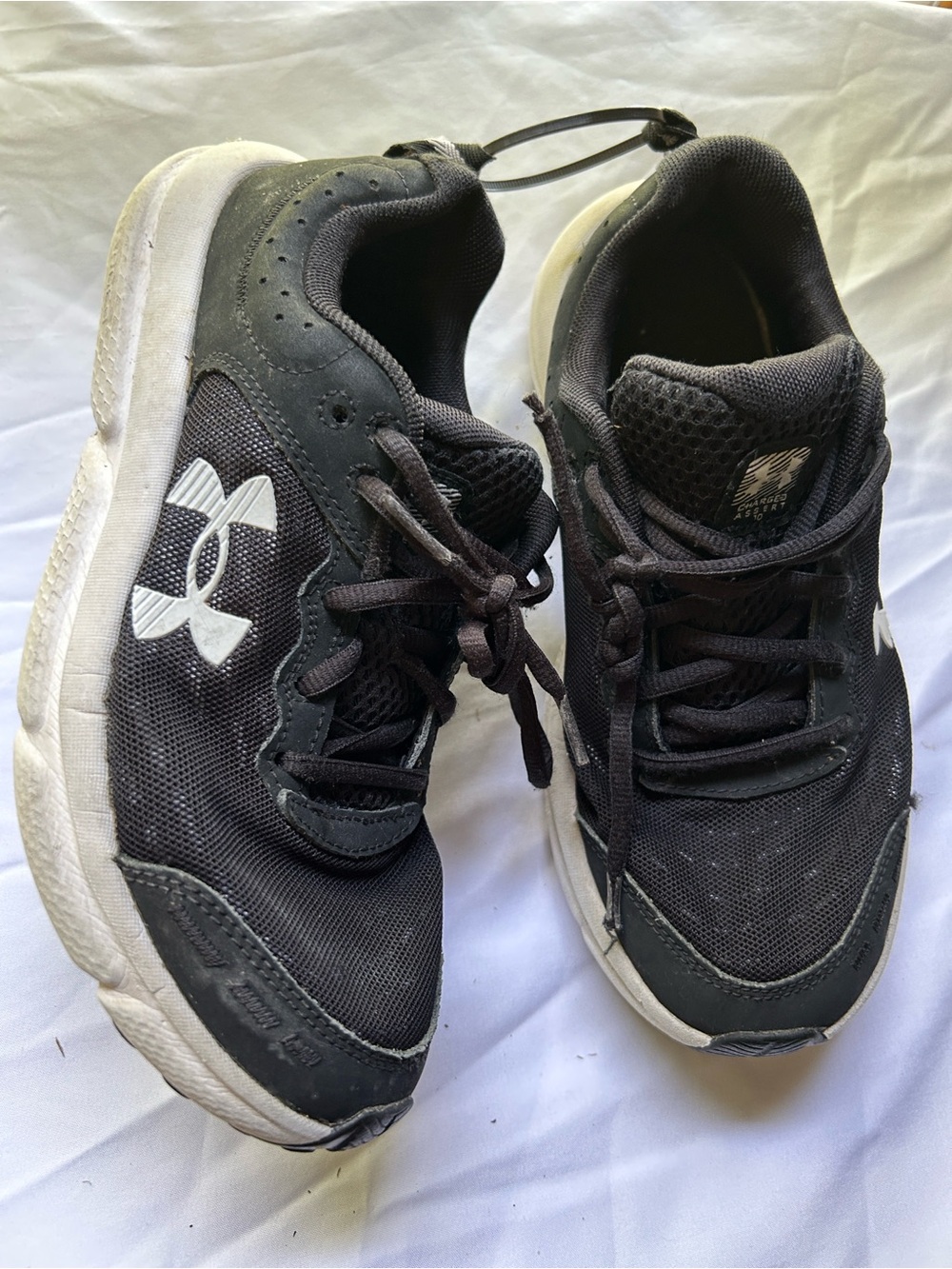 Under Armour Kids Black and White Sneakers size 6y